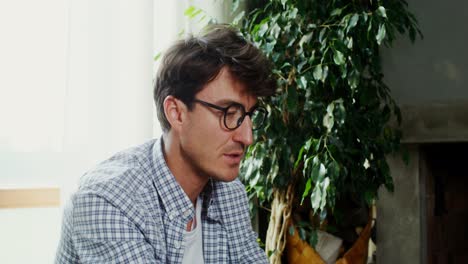 hombre en conversación