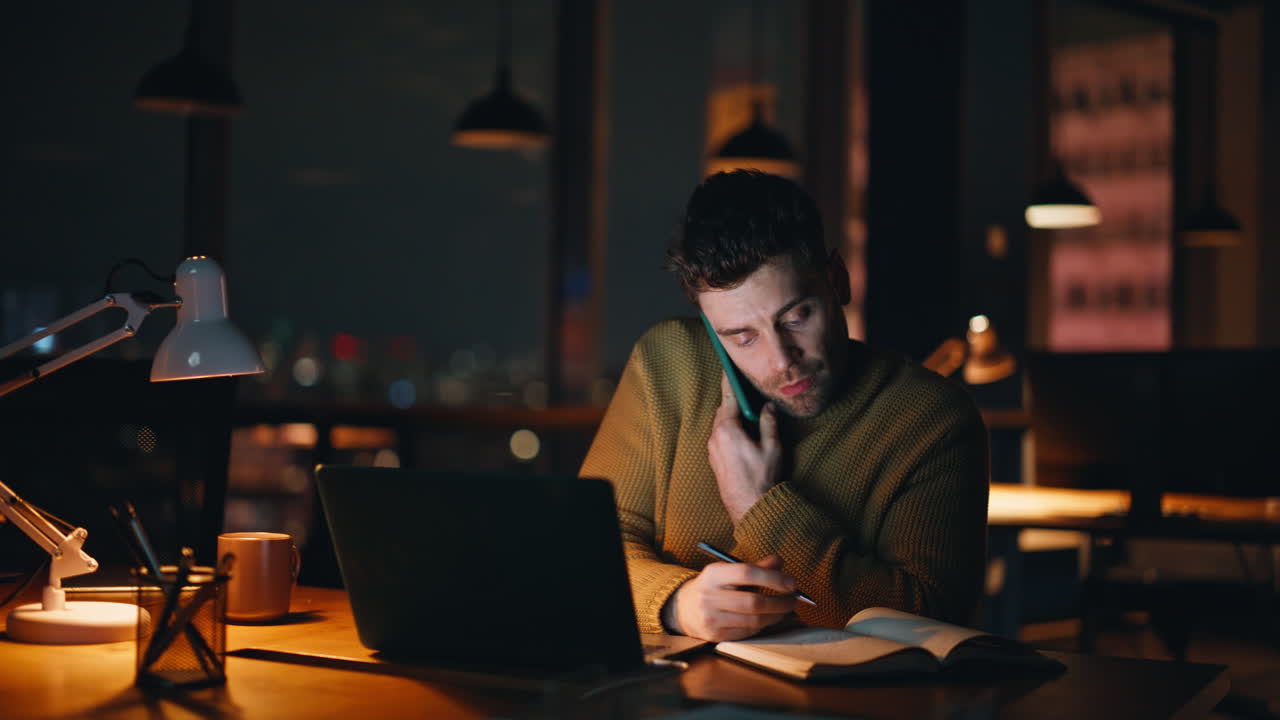 Uomo che lavora al portatile di notte