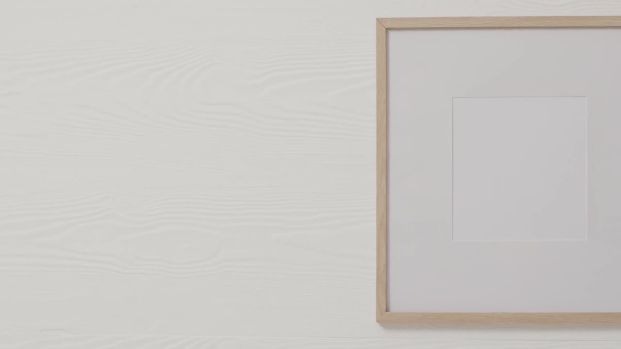 ⁇ 색 배경 과  ⁇ 색 벽 을 가진 복사 공간 을 가진 나무 프레임