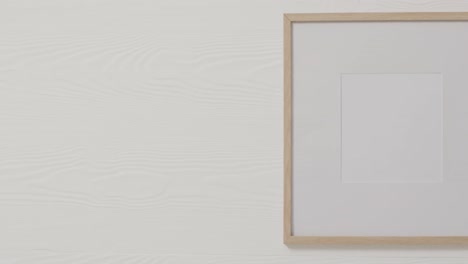 Holzrahmen-Mit-Kopierraum-Mit-Weißem-Hintergrund-Und-Weißer-Wand