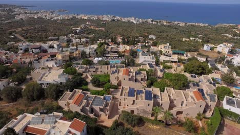 el pequeño pueblo turístico cerca de hersonissos, koutouloufari