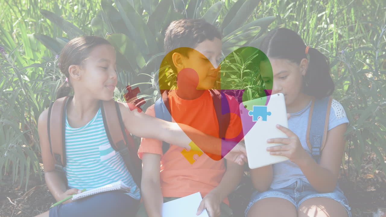 animación de coloridas piezas de rompecabezas y corazones sobre los amigos de los niños utilizando dispositivos electrónicos