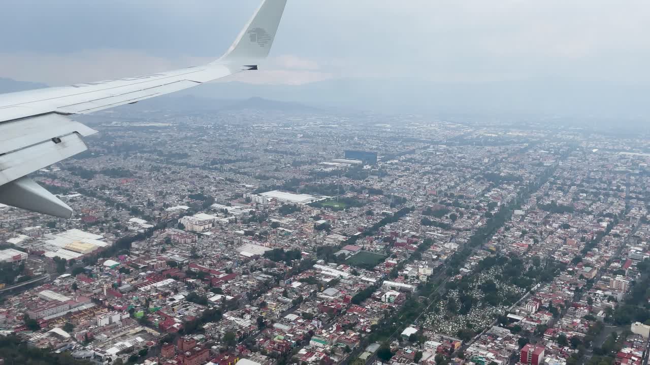disparo desde la ventana del avión durante el aterrizaje en la ciudad de méxico