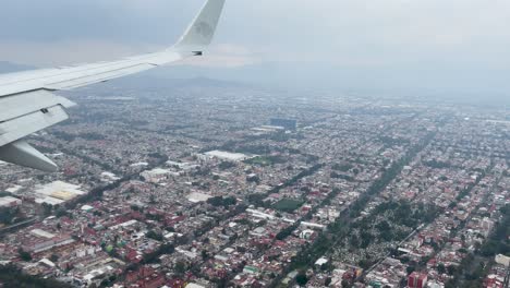 Disparo-Desde-La-Ventana-Del-Avión-Durante-El-Aterrizaje-En-La-Ciudad-De-México