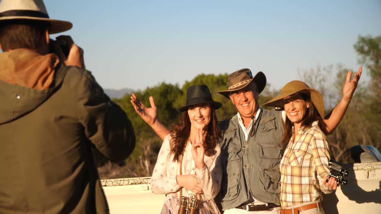hombre tomando una foto de sus amigos durante unas vacaciones de safari 4k