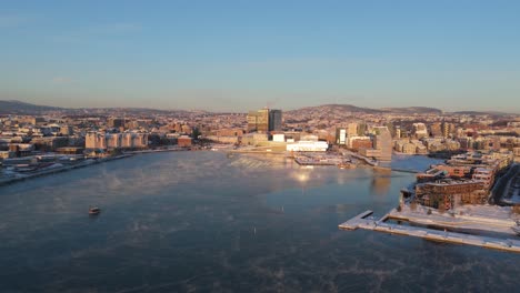 Goldene-Stunde-Blick-über-Bjorvika-Mit-Sonnenlicht,-Das-Vom-Osloer-Opernhaus-Im-Hintergrund-Reflektiert-Wird