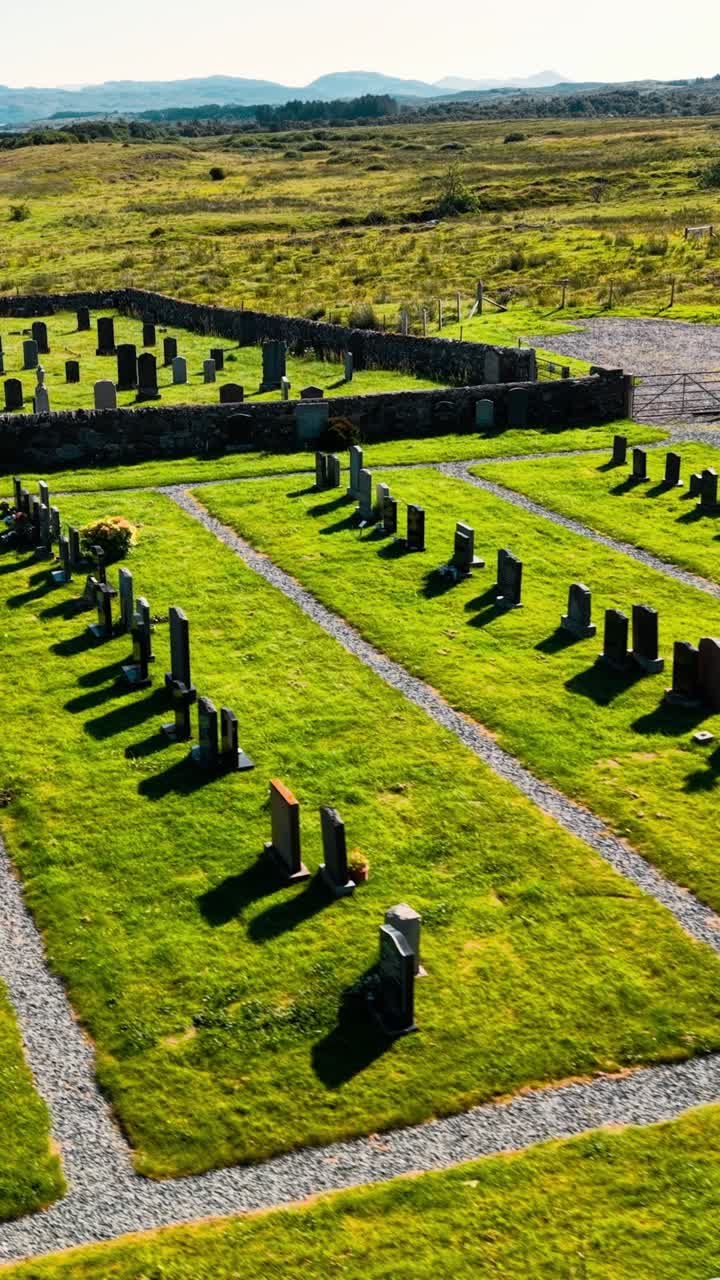 Vista aerea di un cimitero storico in Scozia circondato da paesaggi.