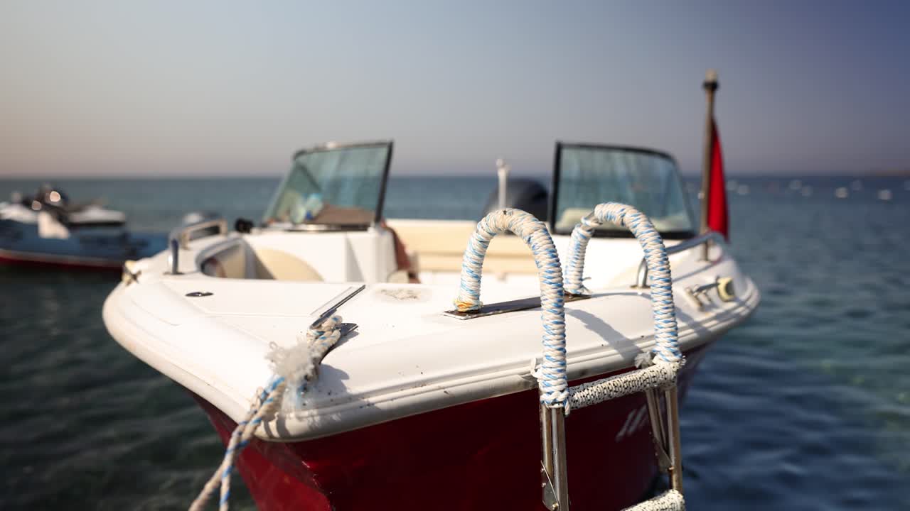 물 위 에 있는 배