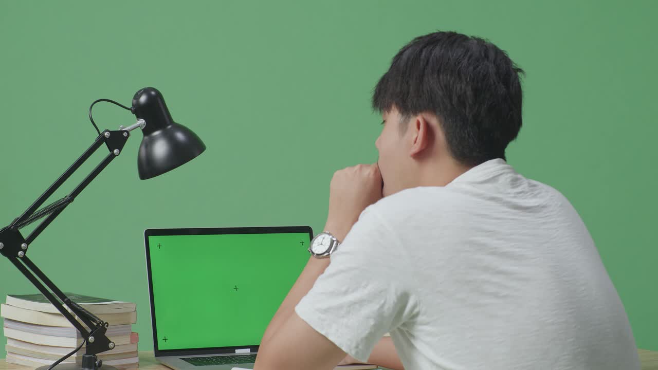 노트북에서 공부하는 학생 - 녹색 화면