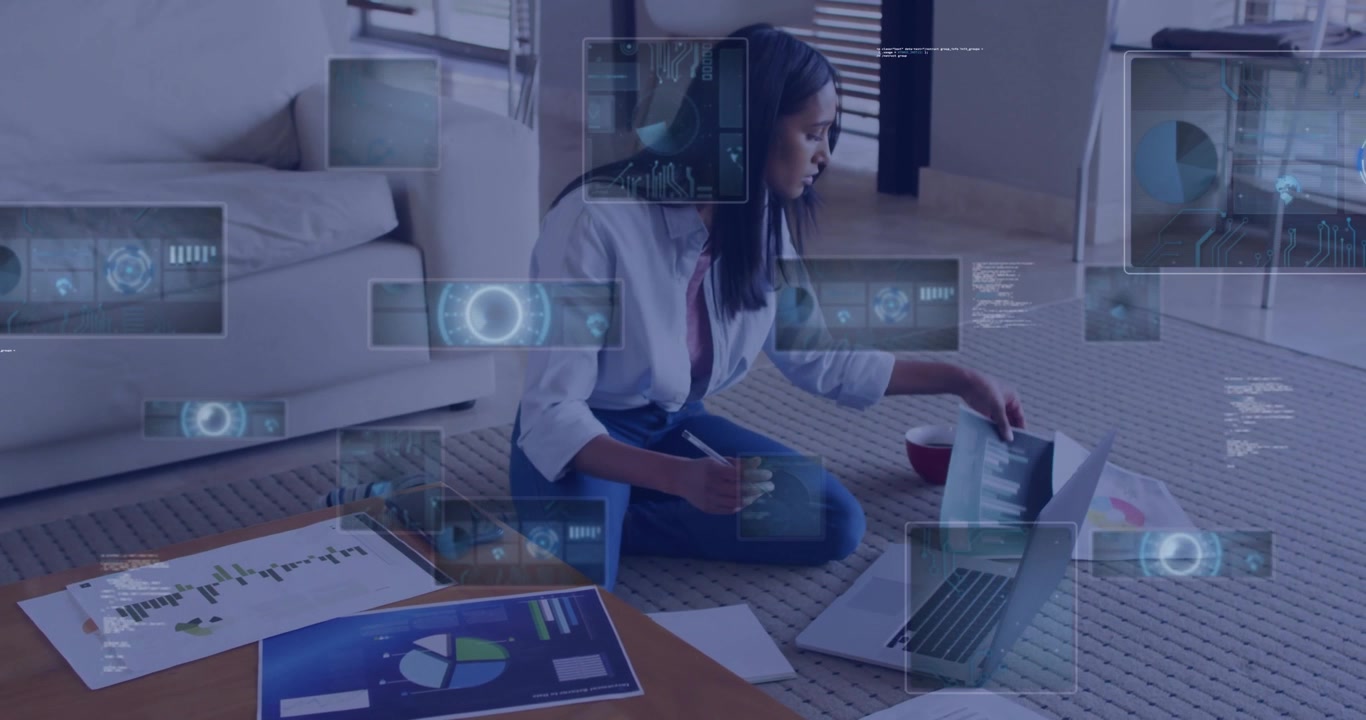 Donna d'affari che analizza dati con sovrapposizioni di animazioni digitali, usando il laptop a casa.