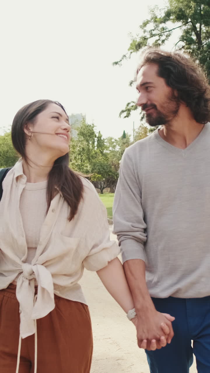 Pareja caminando de la mano en el parque
