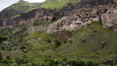 Impresionante-Paisaje-Montañoso-De-Vardzia---Importante-Lugar-Religioso