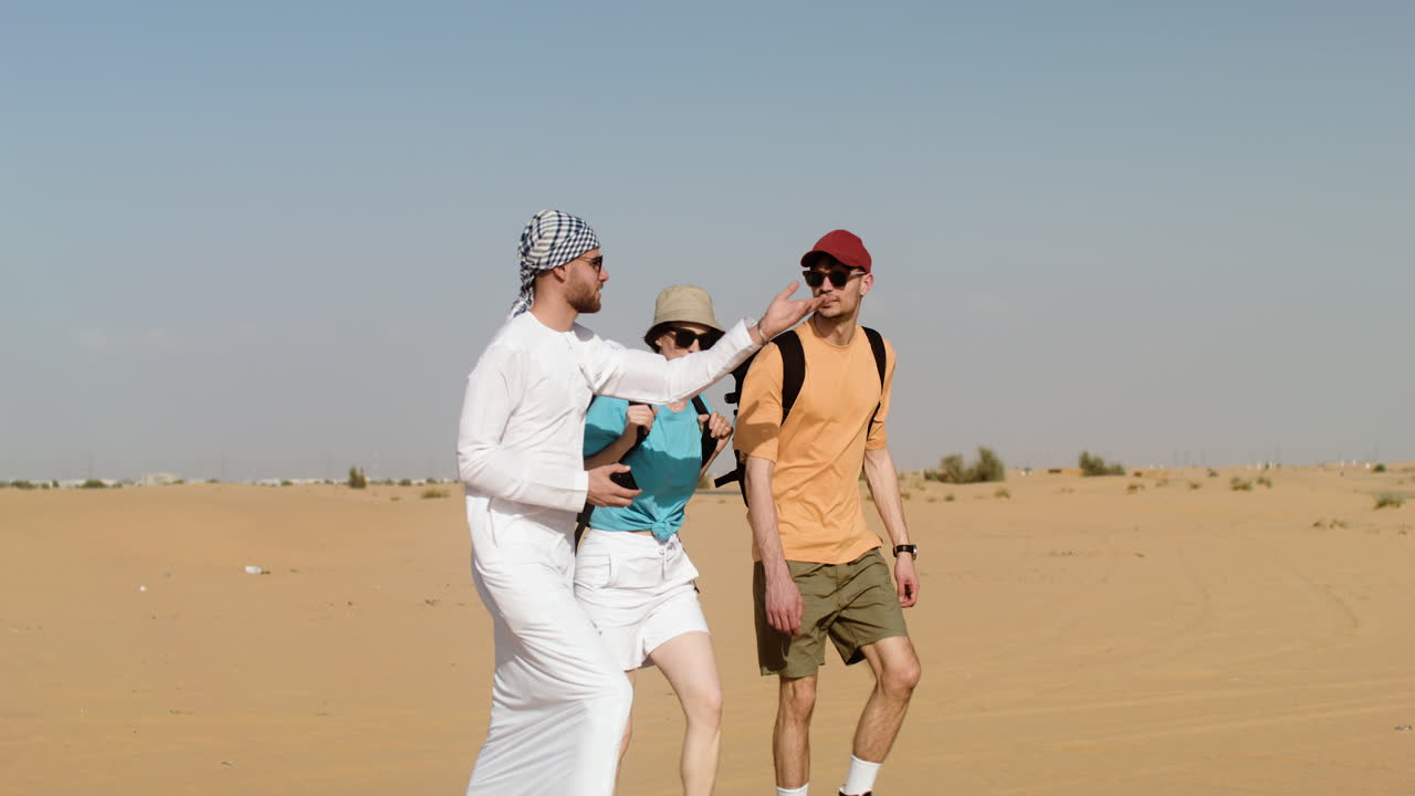 tres viajeros en el desierto