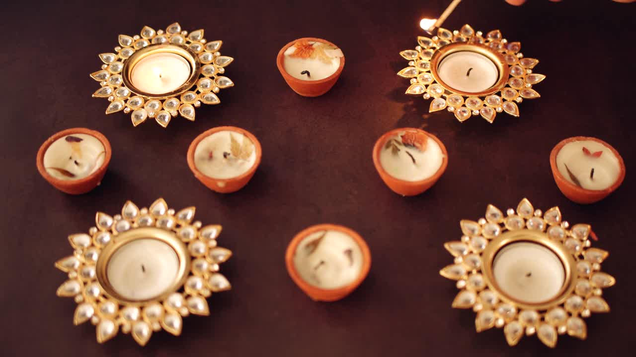 Diya Diwali accese nel 2020 di giorno insieme a mascherine chirurgiche.