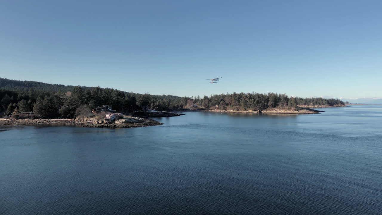 섬 근처에 착륙하는 수상 비행기