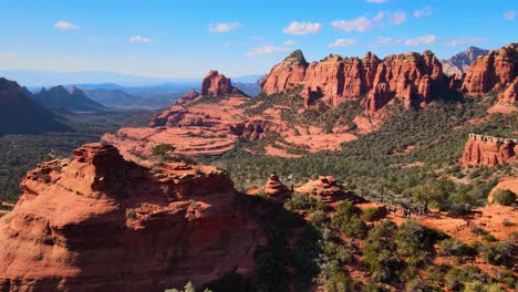 Imágenes-De-Drones-Aéreos-A-Vista-De-Pájaro-4k-De-Excursionistas-En-Merry-Go-Round-Rock-Sedona-Arizona