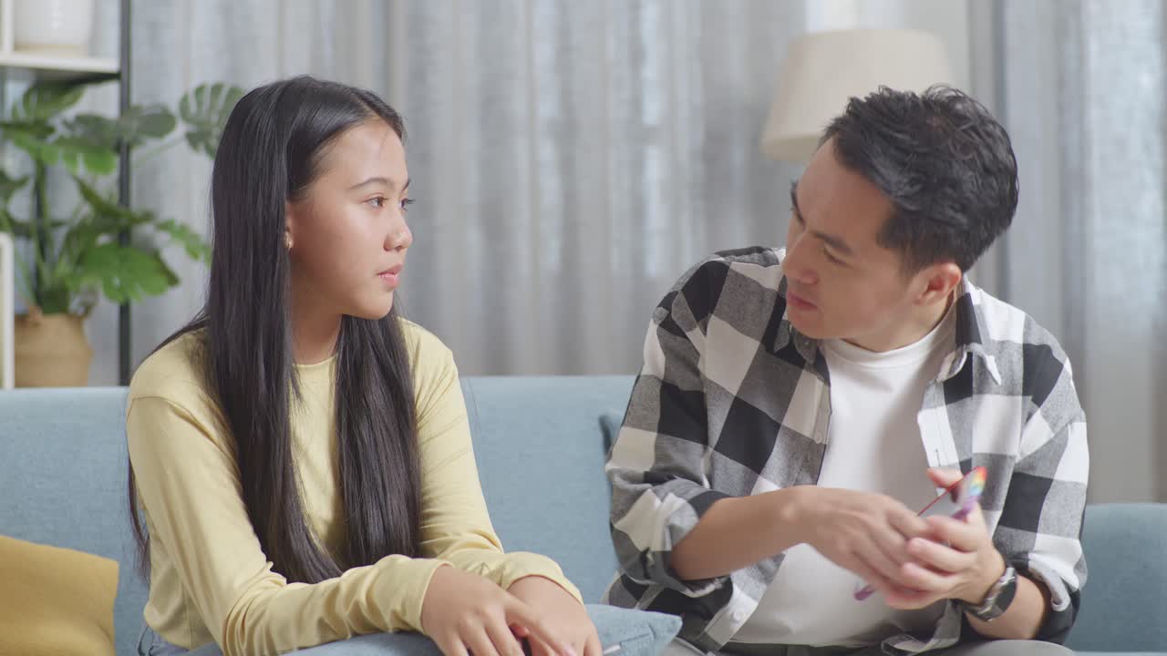 아버지와 딸이 토론하고 있습니다.