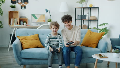madre e hijo jugando videojuegos juntos