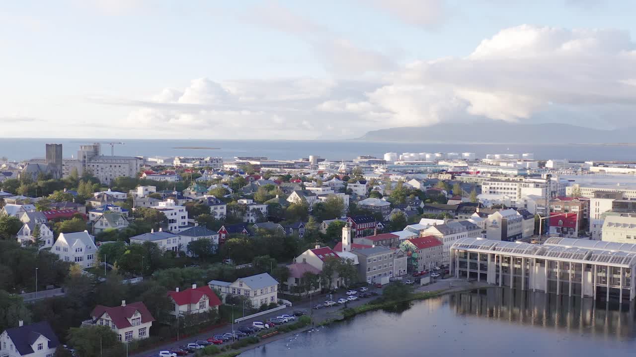 escena urbana del distrito de midborg en reykjavik durante la puesta de sol, ayuntamiento reykjavíkur