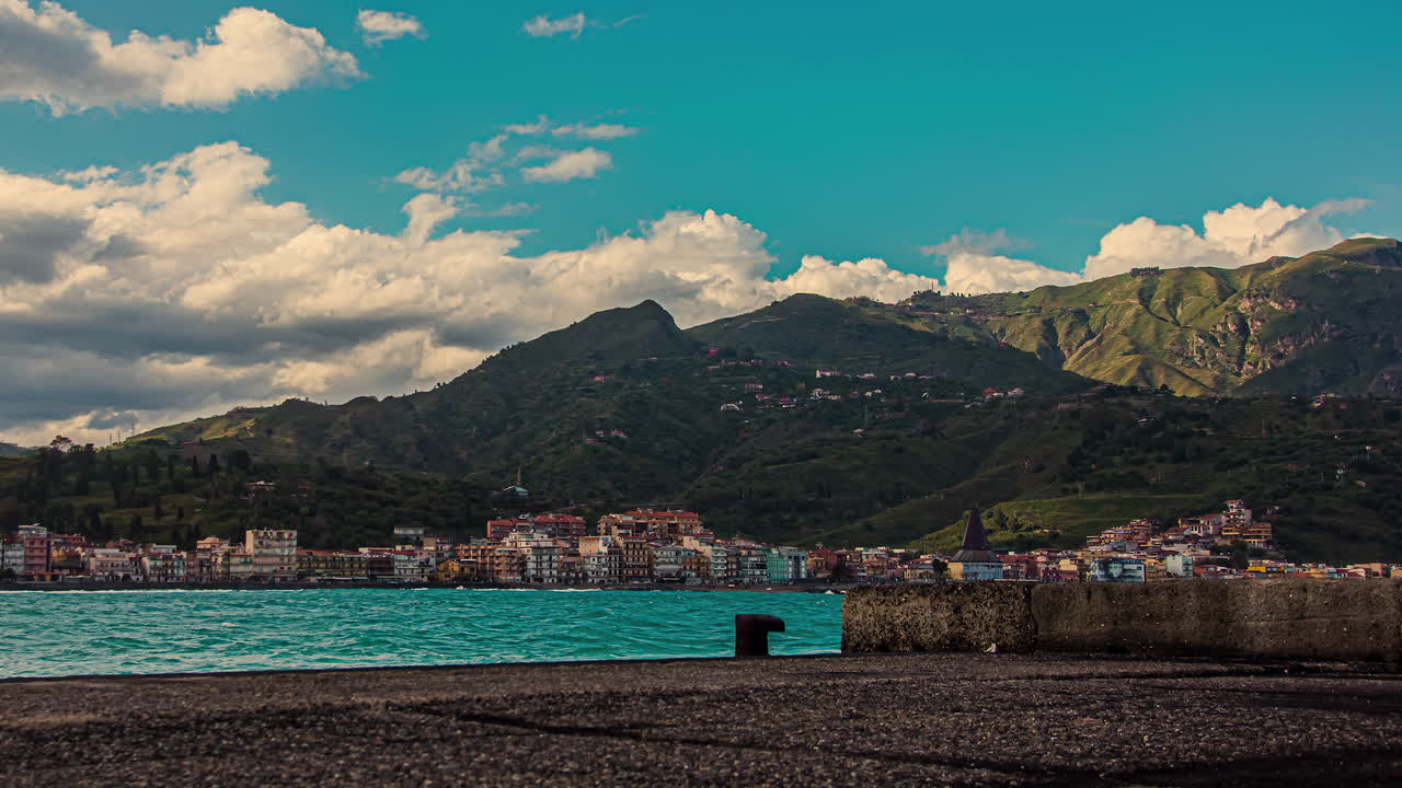 여름에 산맥 위로 움직이는 구름의 아름다운 시간 경과