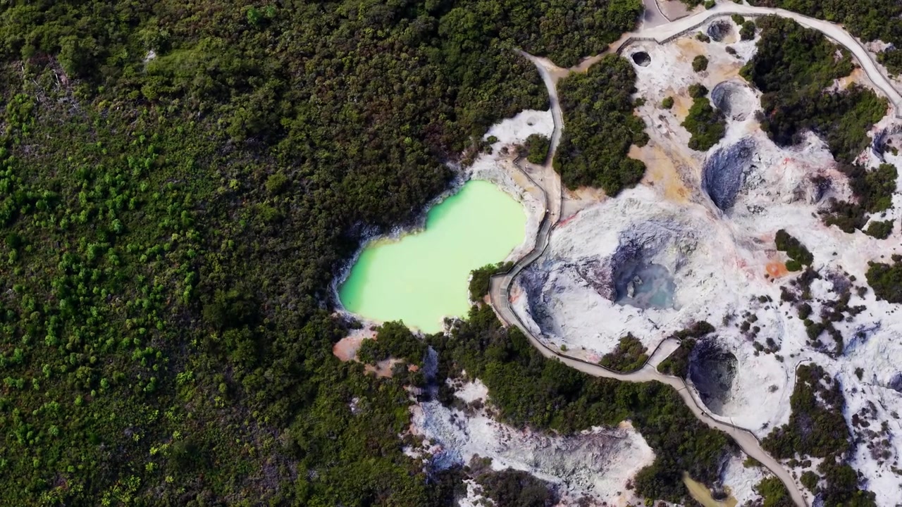 Veduta aerea di crateri geotermici e pozze minerali a Rotorua, Bay of Plenty, Nuova Zelanda, che rivela un terreno vulcanico fumante, acque termali colorate e formazioni geotermiche uniche