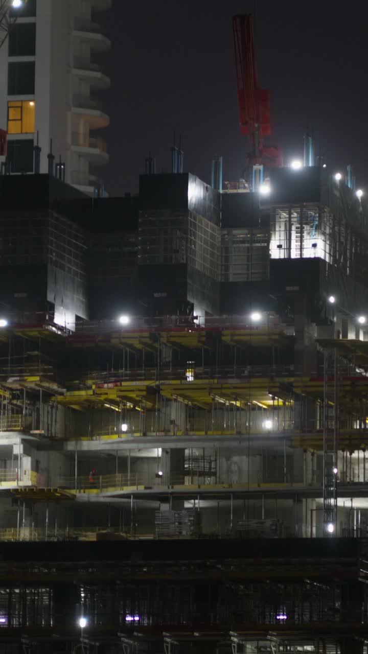 construcción nocturna de un rascacielos