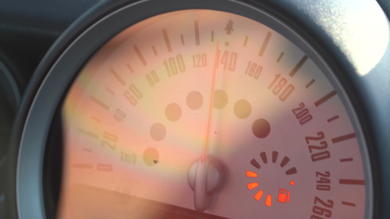 velocímetro de coche de cerca. alta velocidad en el velocímetro