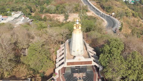 Tiro-En-órbita-Del-Templo-Y-La-Carretera-Serpenteante,-Phuket,-Tailandia