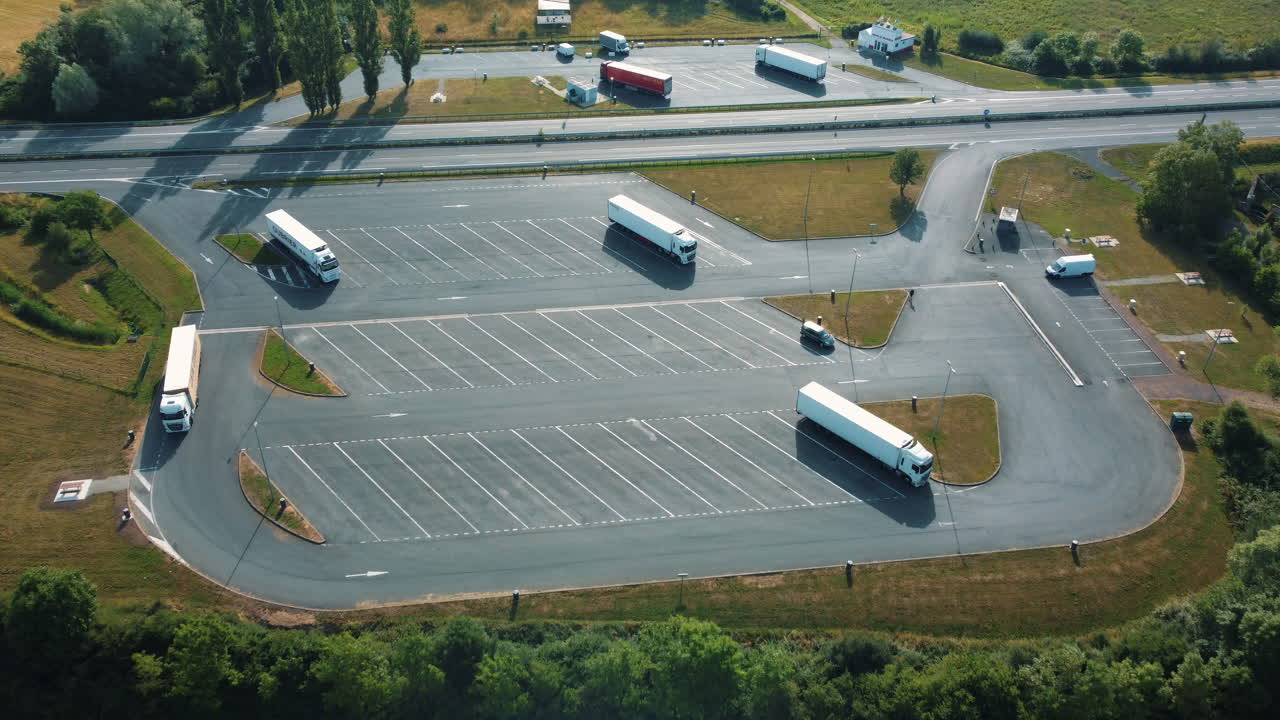 트럭 정류장 과 고속도로 주차장 의 공중 사진