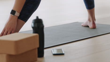 Schöne-Yoga-Frau,-Die-Einen-Gesunden-Lebensstil-Ausübt-Und-Ihren-Flexiblen-Körper-Dehnt,-Genießt-Einen-Gesunden-Lebensstil-Im-Trainingsstudio-Und-Bereitet-Sich-Auf-Die-Übungspraxis-Vor