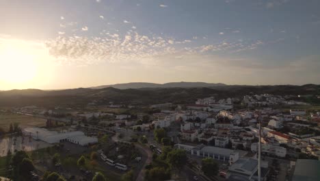 Tiro-Aéreo-De-Drones-Volando-Sobre-Silves-En-Algarve,-Una-Ciudad-Turística-Histórica,-Portugal