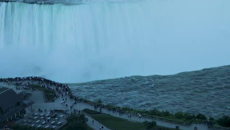 Abendliche-Nahaufnahme-Im-Zeitraffer-Von-Menschen,-Die-Sich-Am-Rande-Der-Horseshoe-Falls-In-Niagara-Falls,-Ontario,-Versammeln