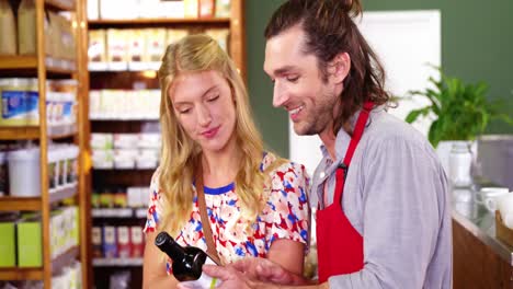 Pareja-Feliz-Seleccionando-Botella-De-Aceite