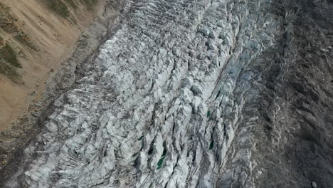 Toma-De-Drones-De-Hielo-Glaciar,-Prados-De-Hadas-Pakistán,-Toma-Aérea-Amplia-Cinematográfica-De-ángulo-Descendente