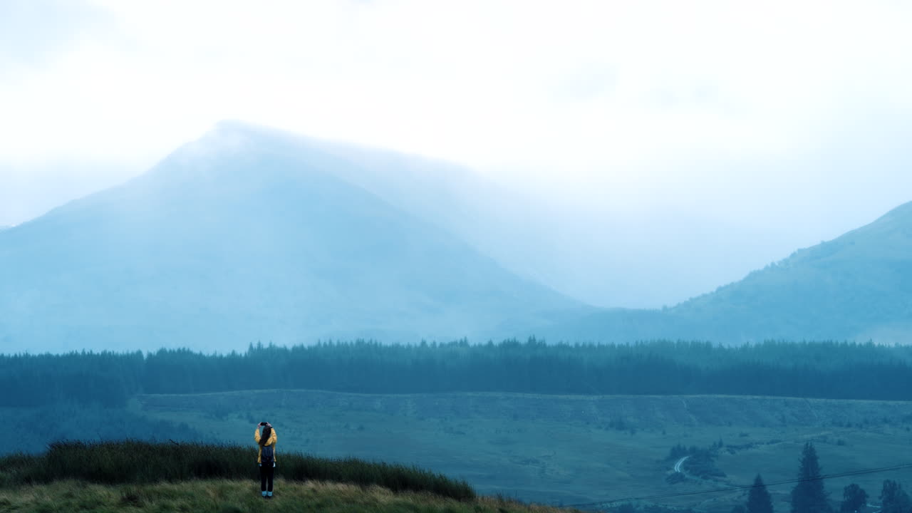안개 가 가득 한 산 에서 산책 하는 사람