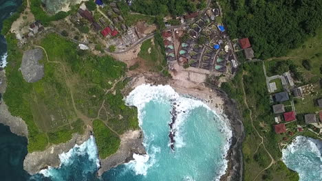 波浪在巴厘島的藍色<unk>湖的美麗海灘上破裂,空中拍攝