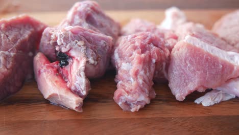 cerca de la carne cruda en una tabla de cortar en una tabla de cortar
