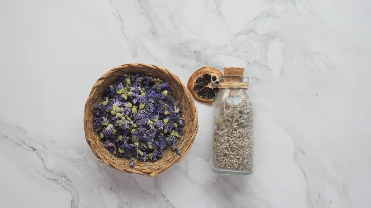 하 대리석 위에 말린 라벤더와 허브