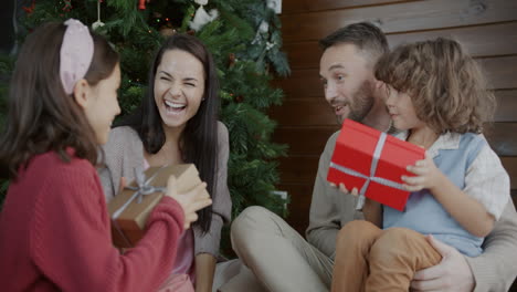 familia feliz abriendo regalos de navidad