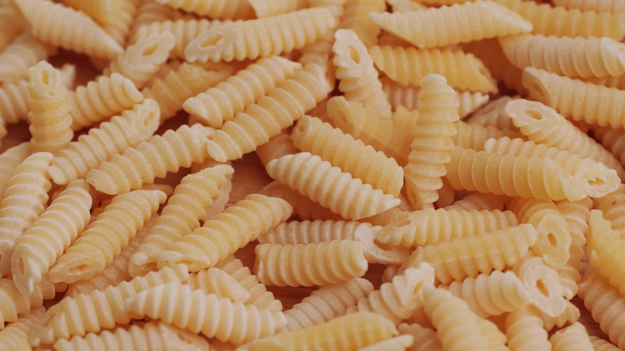 Primo piano di fusilli secchi crudi