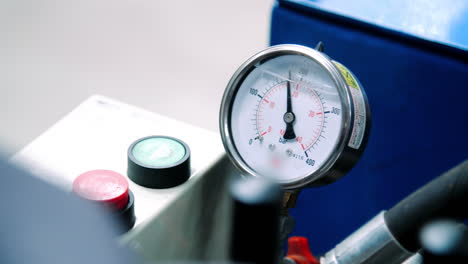 primer plano del manómetro en funcionamiento en el taller. equipo de medición industrial