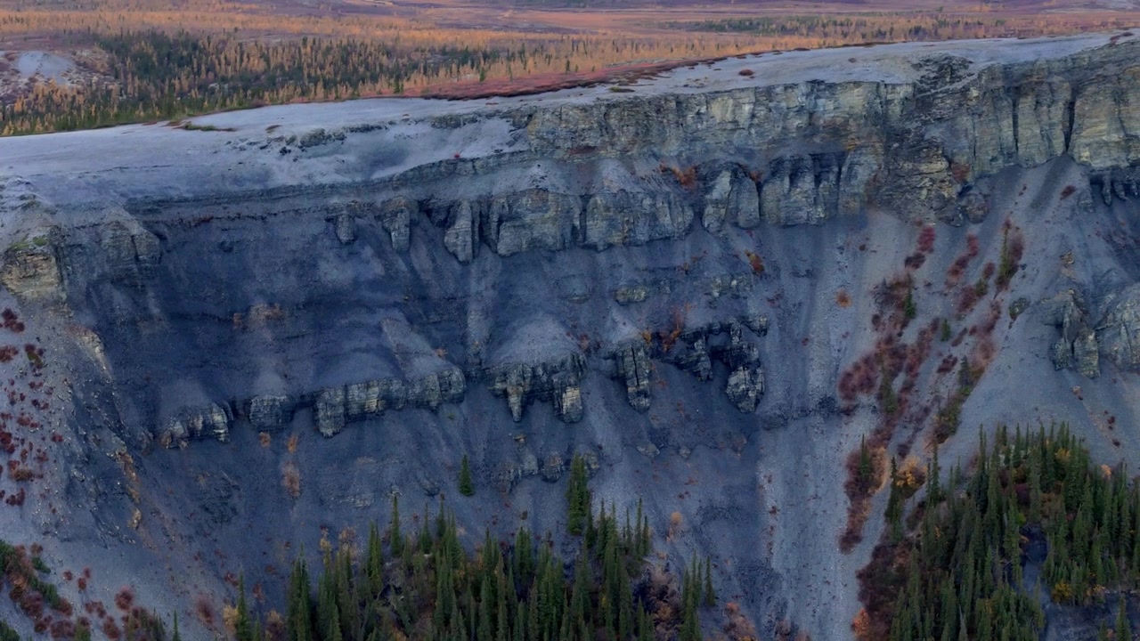 Ripida scogliera rocciosa nell'area selvaggia del Passo Wright, Yukon, Canada - Ripresa con drone