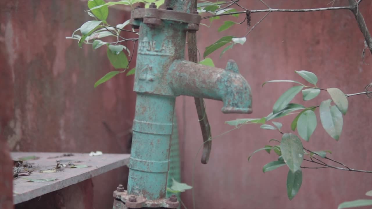 Un rubinetto sporco e un abbondante flusso d'acqua - Il concetto della crisi per la mancanza di acqua potabile