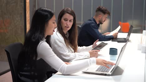 Diverse-colleagues-working-at-table-in-office