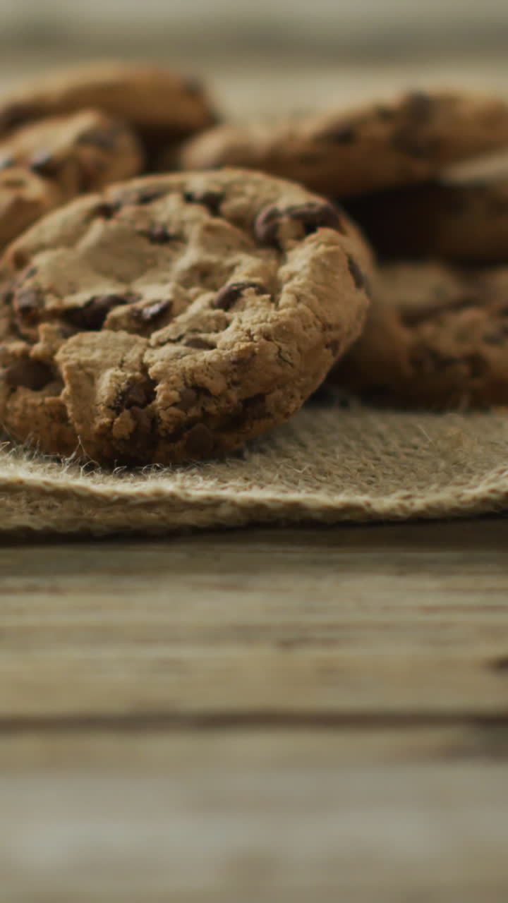 Video di biscotti al cioccolato su sfondo di legno