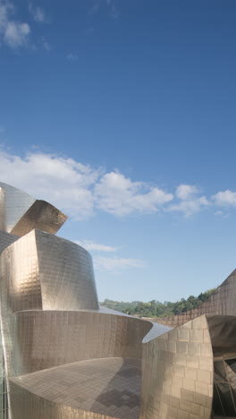 barcelona - españa - 12 de junio de 2024: vista del museo guggenheim en bilbao, españa en vertical