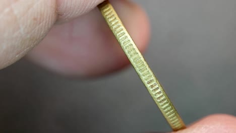 primer plano de monedas muy antiguas
