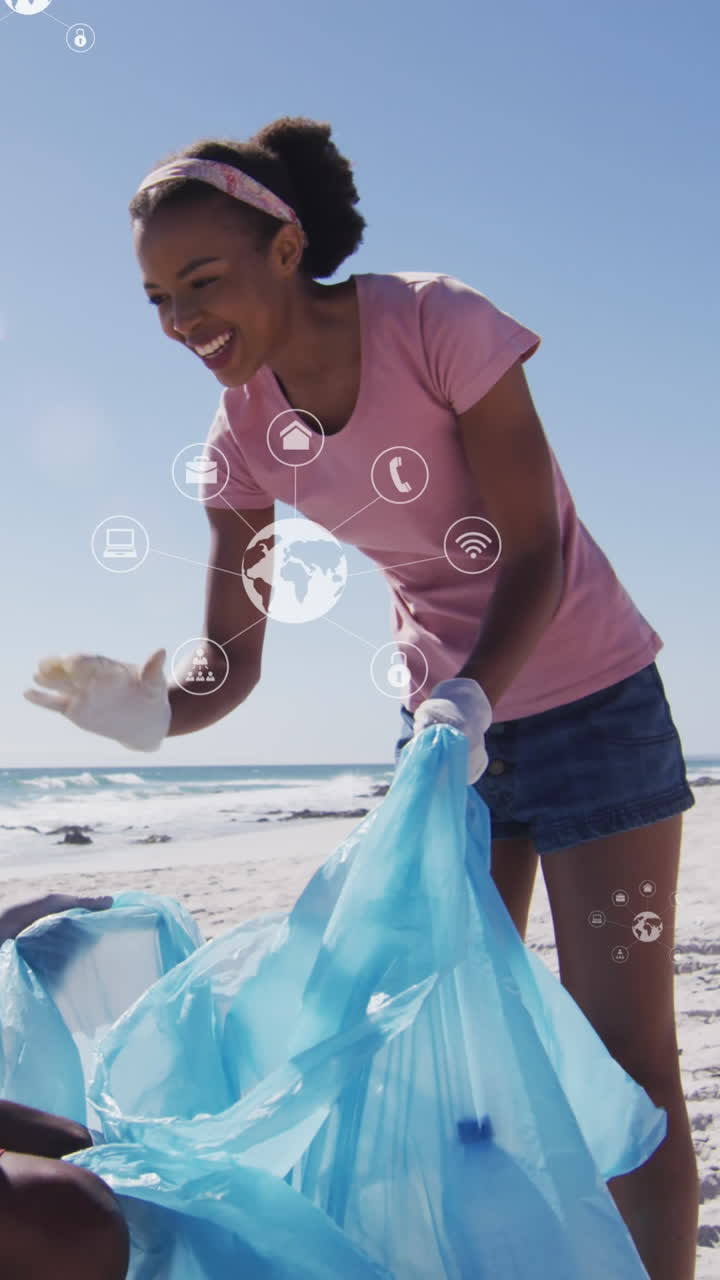 animación de iconos del globo sobre un feliz hombre y mujer afroamericanos recogiendo basura de la playa