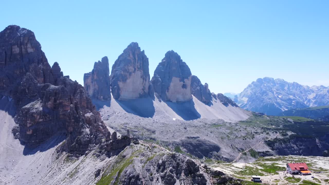 Turister vandrer på en smuk sti nær Tre Cime di Lavaredo, Dolomitterne, Italien