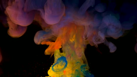 4k, gotas de color en el agua, mezcla de colores abstractos, gota de tinta mezcla de color pintura que cae en el agua tinta de colores en el water, imágenes de 4k,